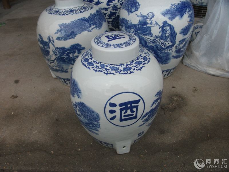 内蒙古批发陶瓷酒坛子厂家，50斤100斤青花瓷酒坛价格